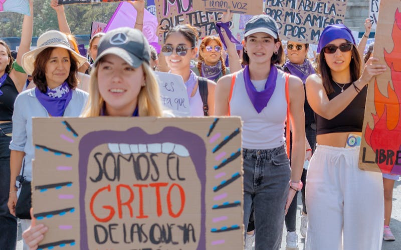 Groupe de femmes marchant ensemble lors d'une mobilisation solidaire