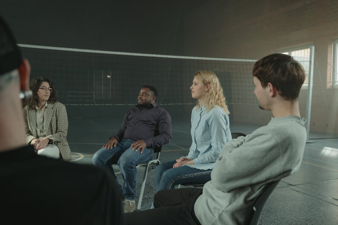 Personnes participant à une réunion de groupe, protection des données et conformité RGPD